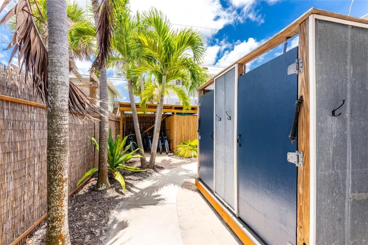 1120 Gulf Blvd - Main House - Outdoor Showers
