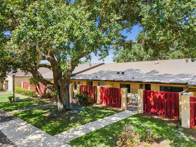 Lovely 2-bedroom, 2 bath townhome