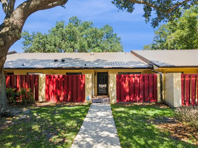 Lovely 2-bedroom, 2 bath townhome