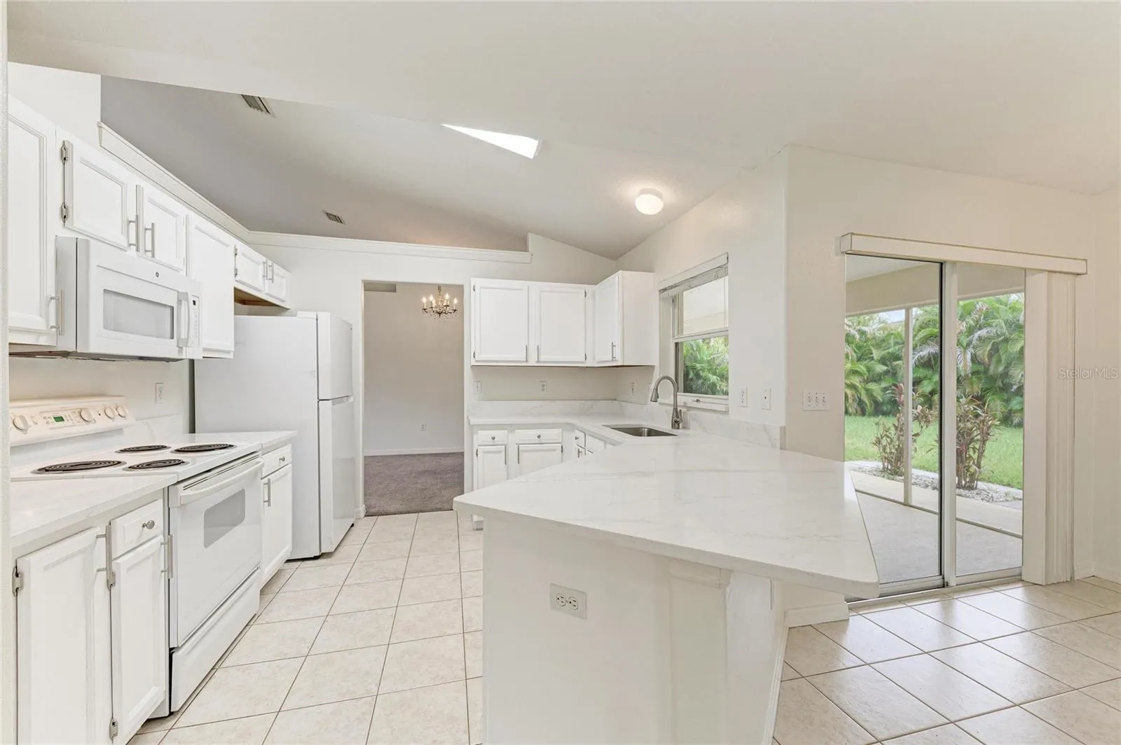 Beautiful light and bright kitchen with quartz countertops