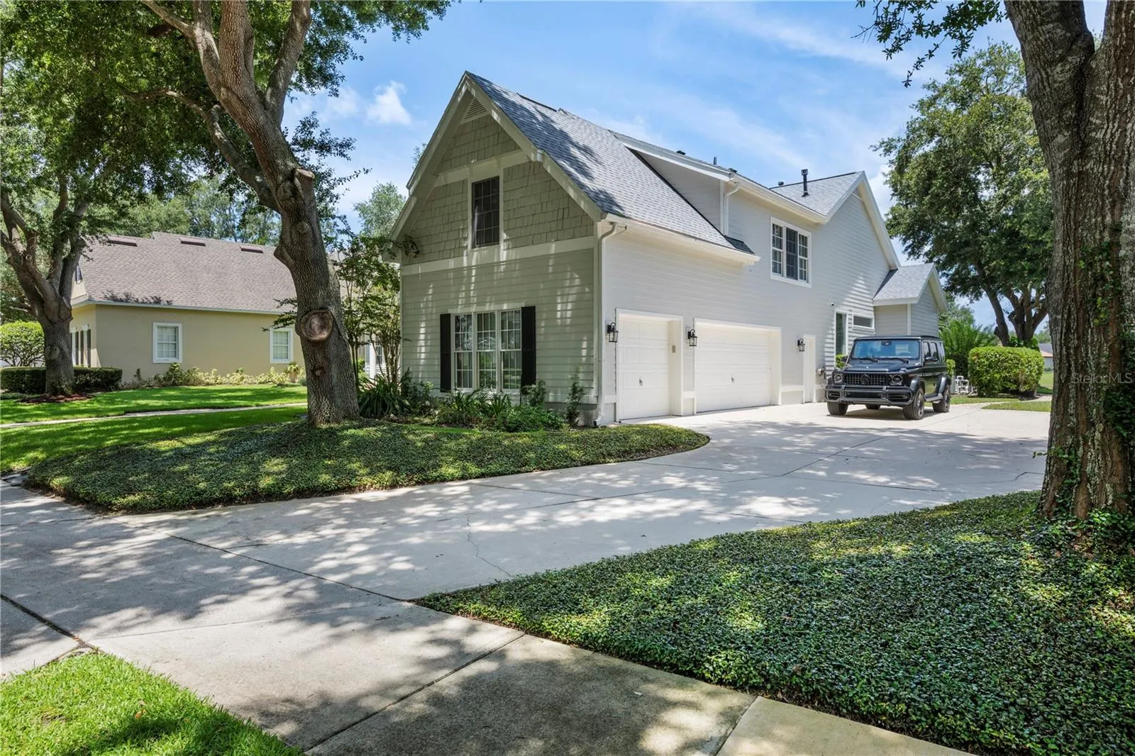 Expansive Drive &amp; Oversized 3-car garage