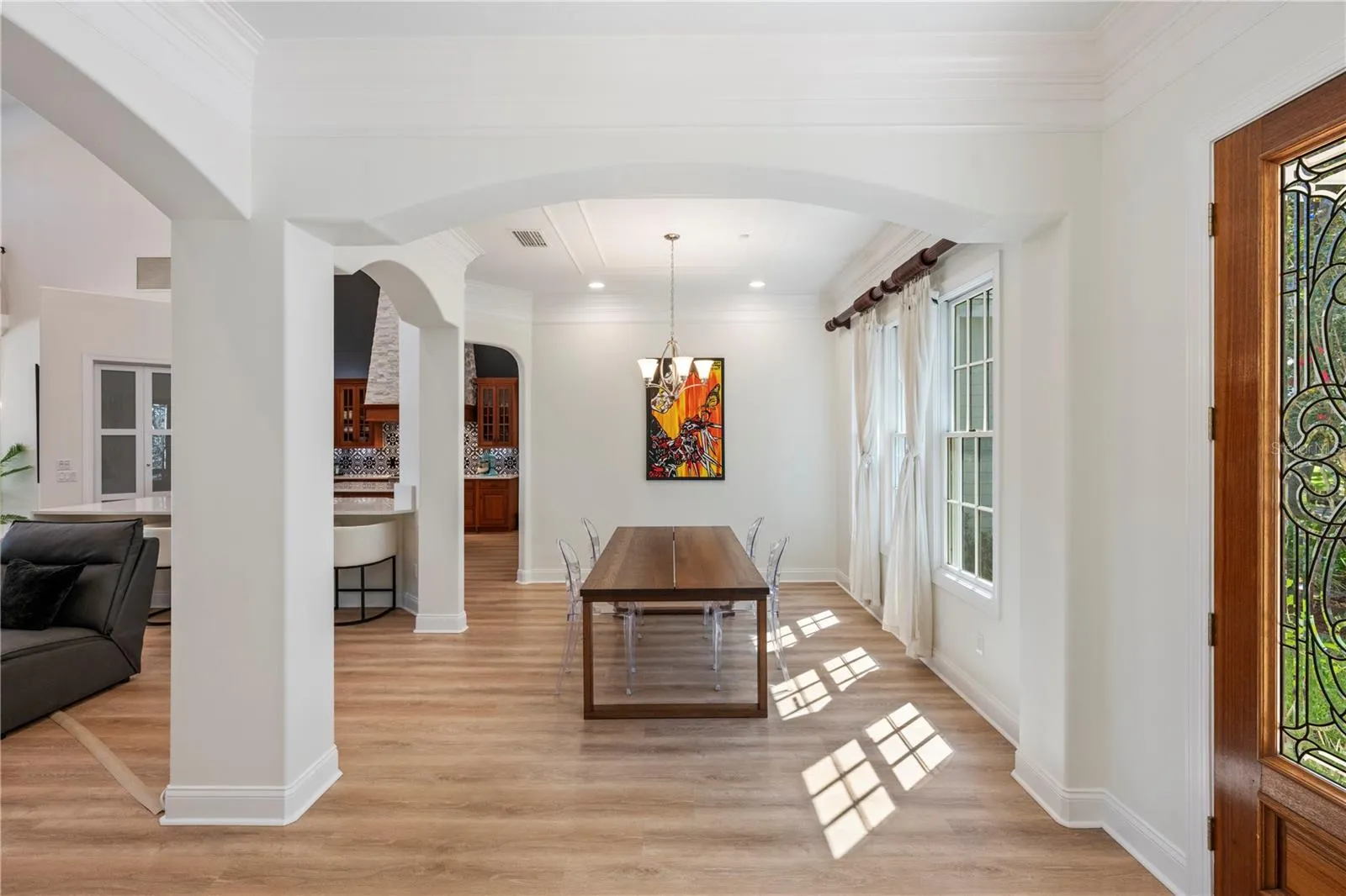 Dining area to right of foyer