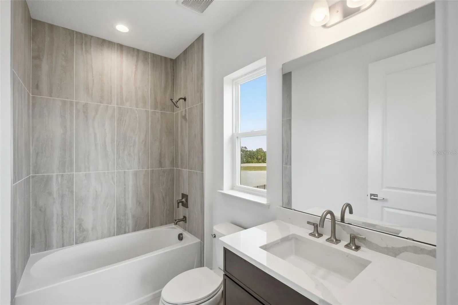 Upstairs Secondary Bathroom (En-Suite)