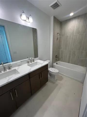 Secondary bathroom on 2nd floor