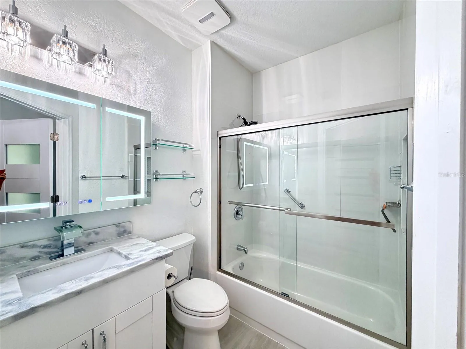 Guest Bathroom w/Tub