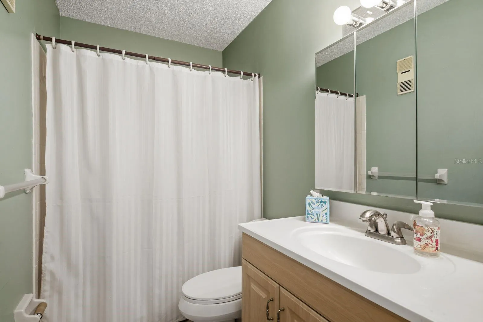 2nd Full bath with tub