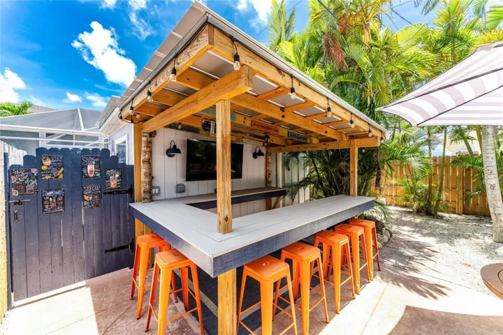 1130 Gulf Blvd - Pool House - Tiki Bar