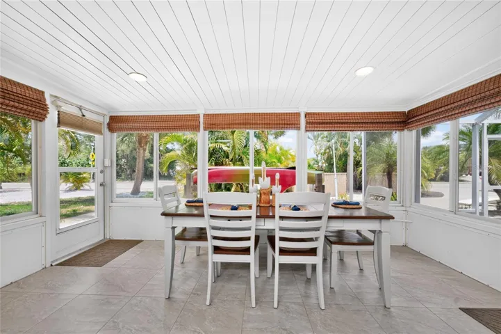 1130 Gulf Blvd - Pool House - Apt B / Suite 9 - Dining Area