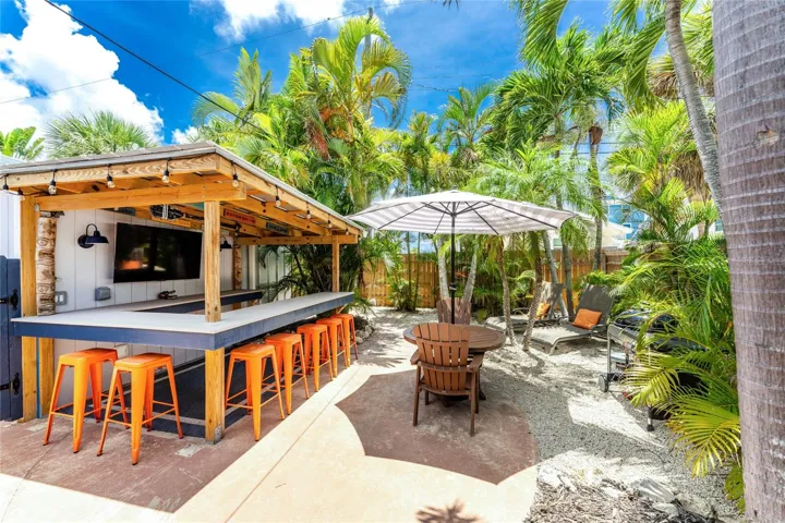 1130 Gulf Blvd - Duplex Pool House - Tiki Bar