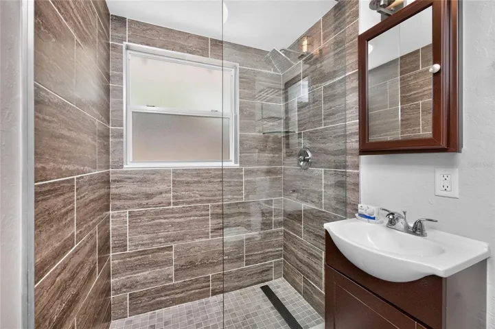 1130 Gulf Blvd - Pool House - Apt B / Suite 9 - Bathroom