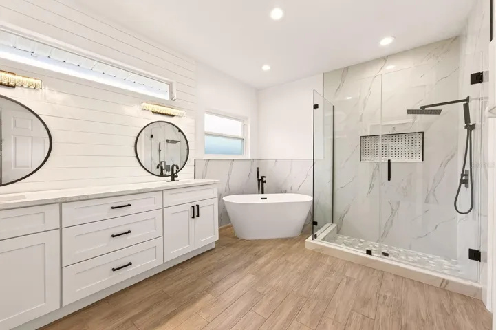Fully remodeled primary en-suite bath.