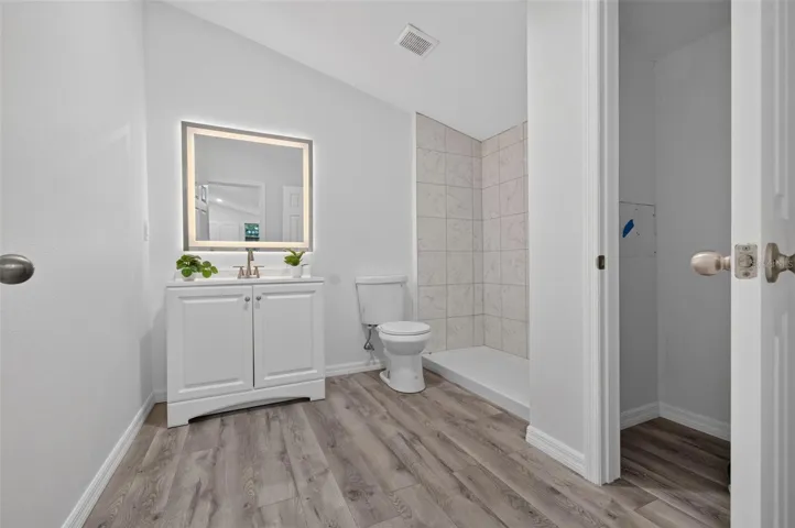 Guest/2nd Bathroom