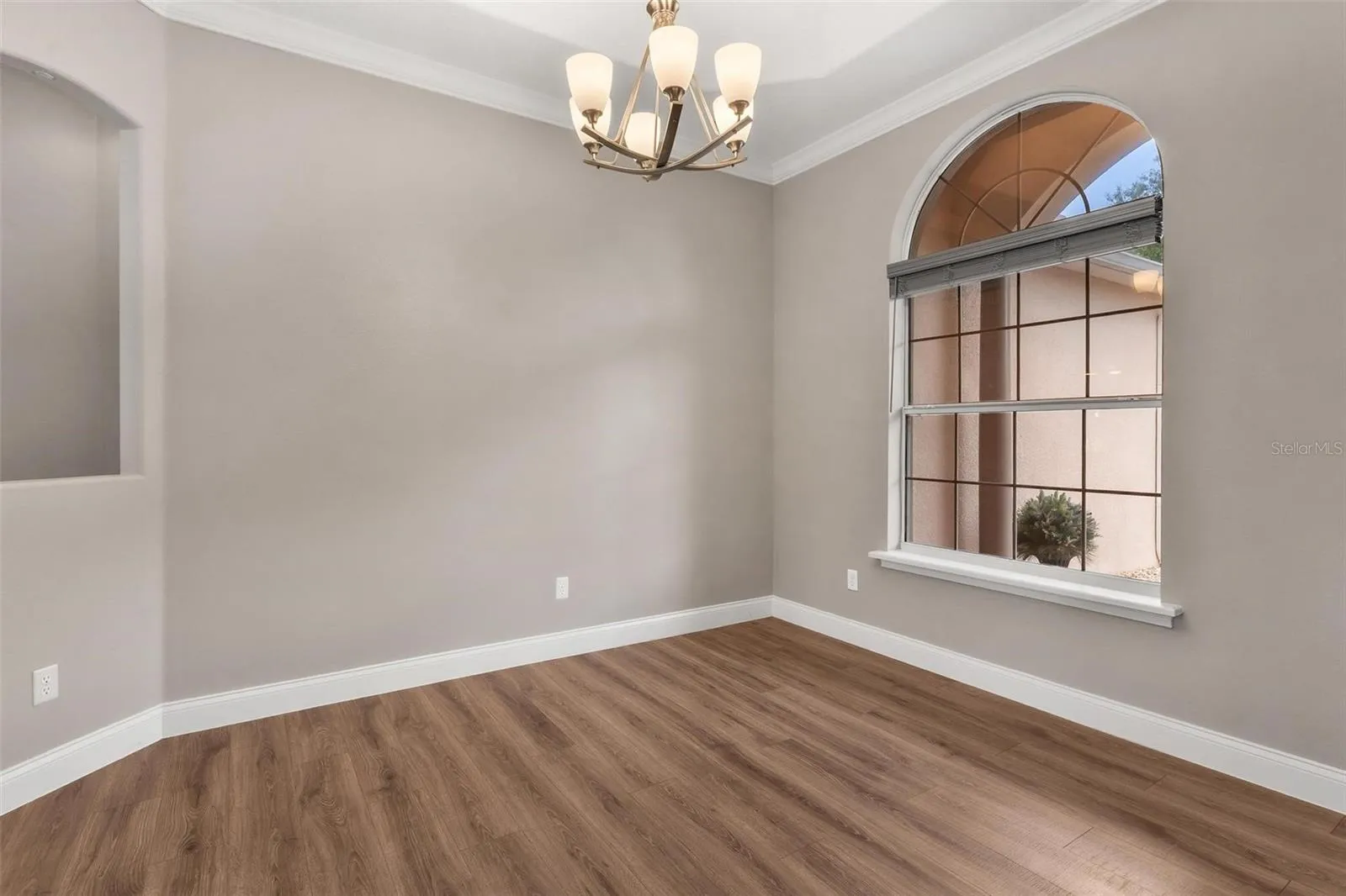 Bright Inviting Dining Room