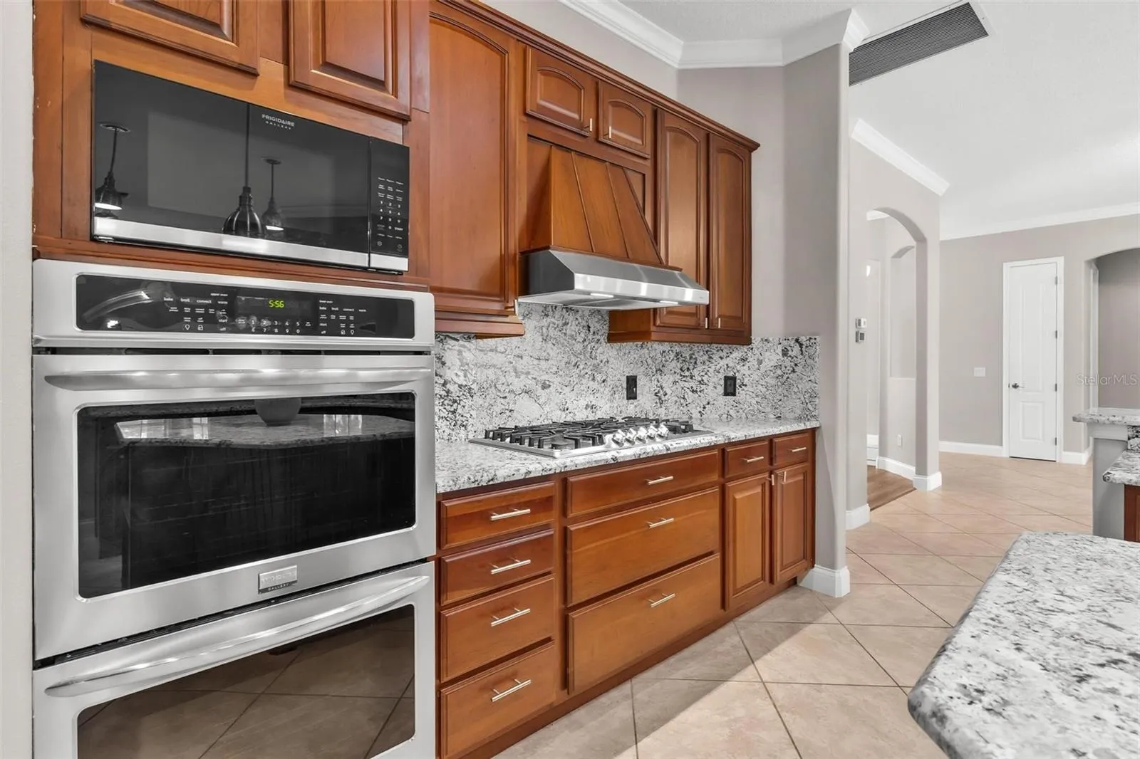 Built In Ovens and Microwave with a Gas Stovetop