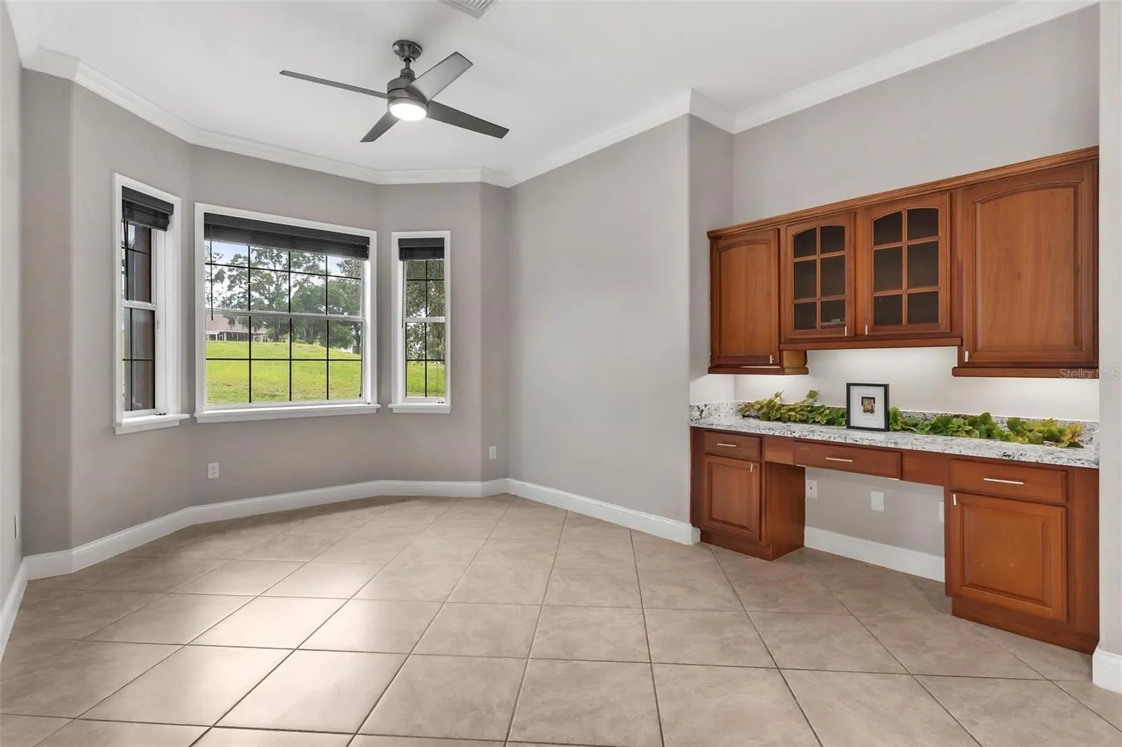 Eating Space in Kitchen overlooking to Golf Course