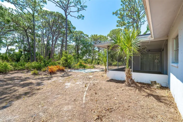 Private screened lanai