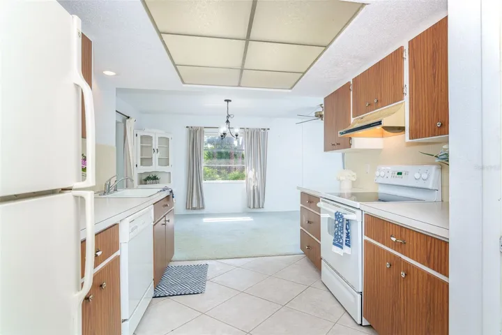 Kitchen w/dinette