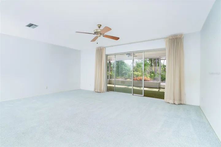 Living room w/access to lanai