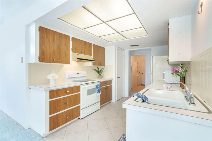 Plenty of cupboards in kitchen