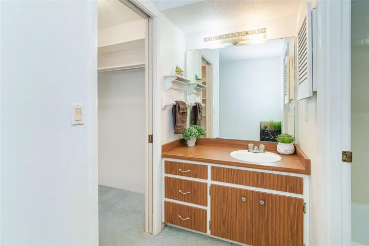 Guest bathroom w/walk-in closet