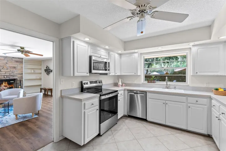 Kitchen w/ Eat in Dedicated space