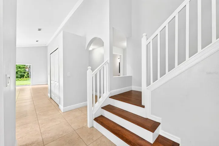 There are tile and wood laminate floors throghout.