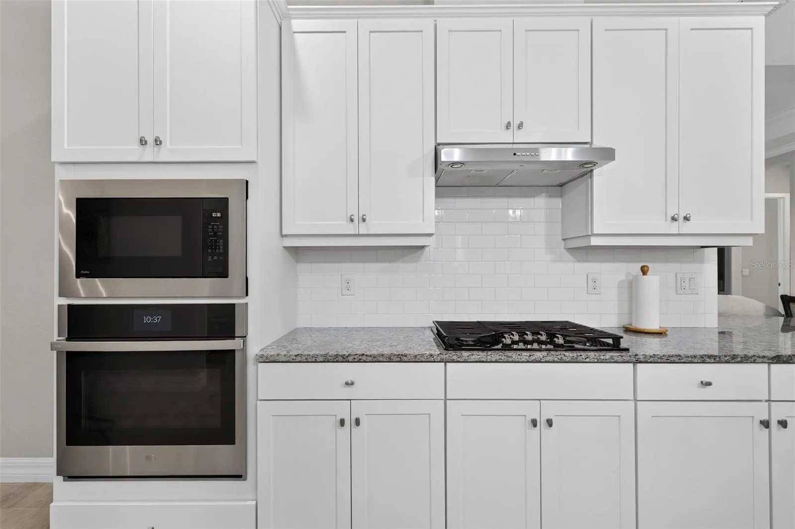 Kitchen Microwave, oven, gas stove, hood