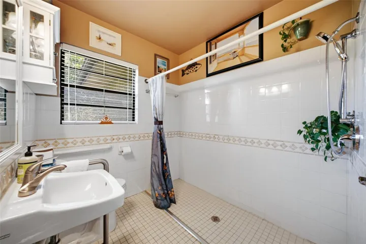 2nd bathroom