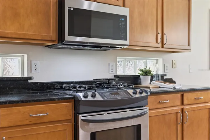 4-Burner natural gas convection range w/ microwave above