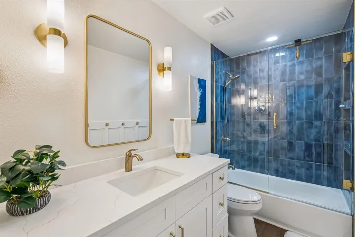 Secondary bathroom upstairs.