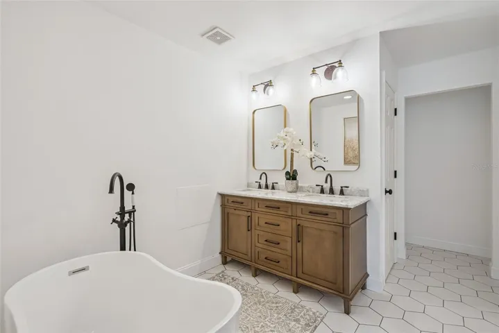 Beautifully updated primary en-suite bath.