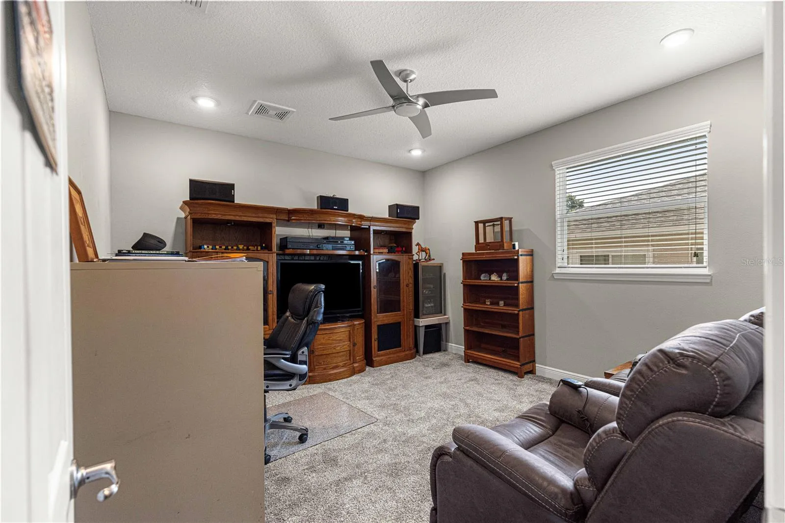 Flex room/man cave/craft room/office