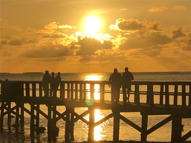 Beautiful Crystal Beach-in walking distance from the home