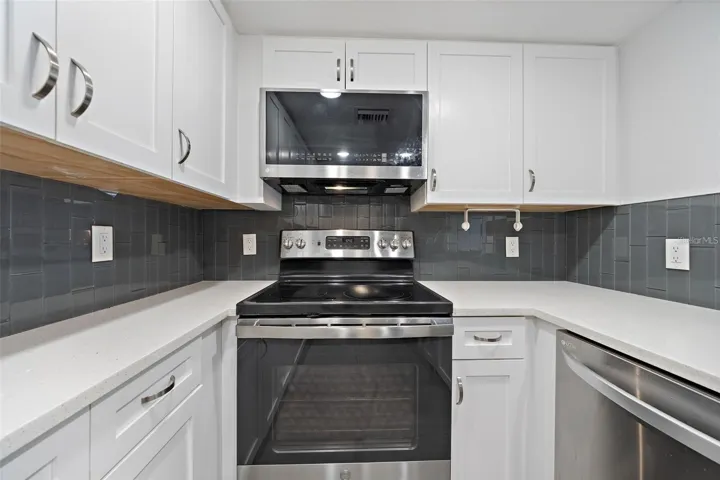 Stainless steel appliances & quartz countertops