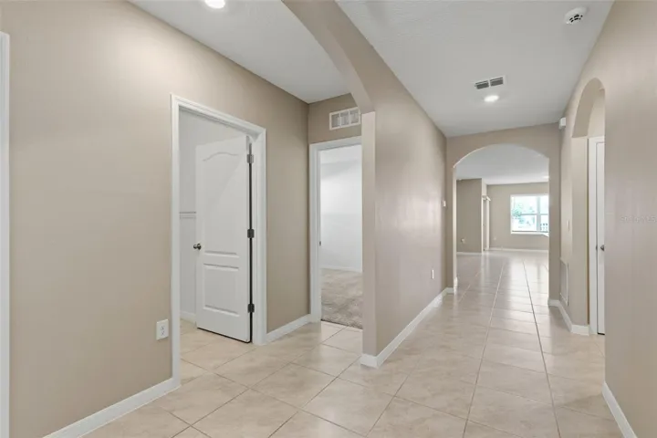 Foyer & split bedroom floor plan