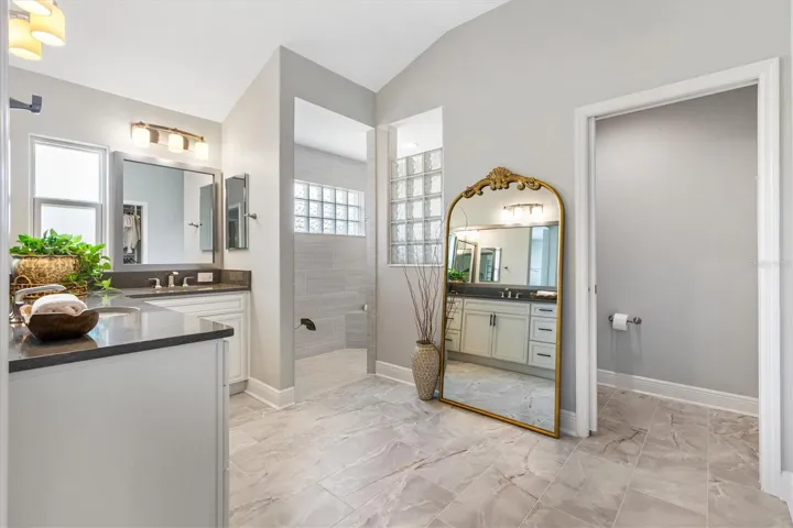 PRIMARY BATHROOM*DUAL SINKS*ROMAN SHOWER*PRIVATE WATER CLOSET