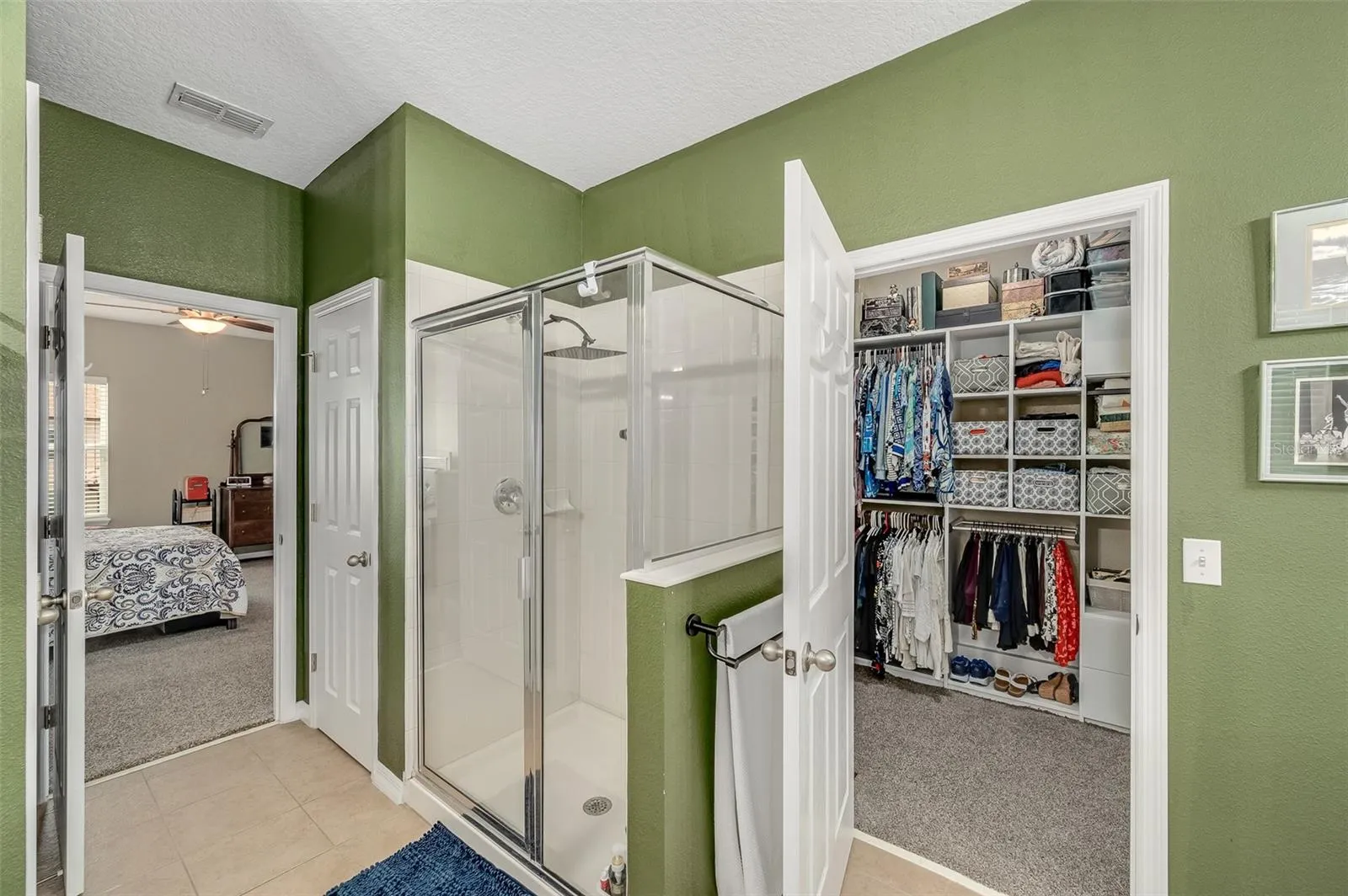 Ensuite bathroom w/ walk-in closet