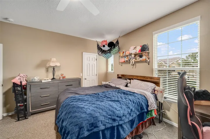 Bedroom w/ walk-in closet