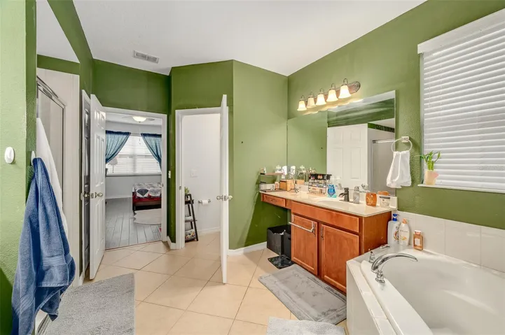 Dual sinks, garden tub