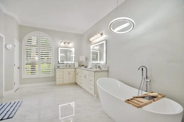 Free-standing tub