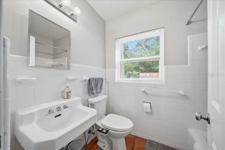 Main House - Full Bathroom #2