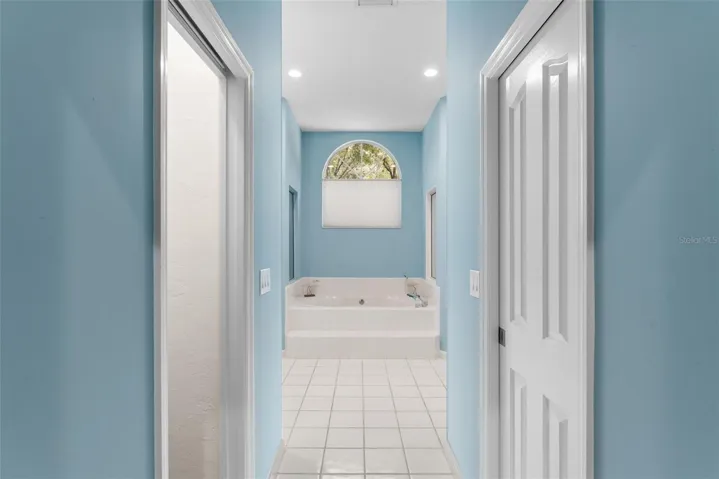 Primary Suite - Bathroom hall - 2 walk-in closets