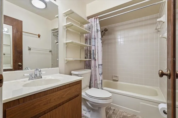 Guest Bath with Tub/Shower Combination