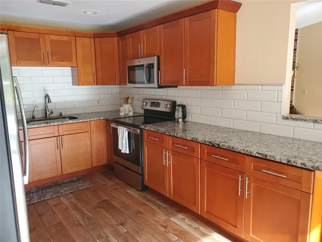 Granite Counter, Solid Wood Cabintry and SS Appliances