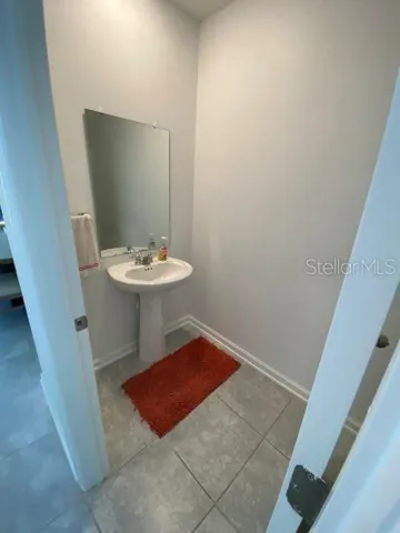 First floor half bath pic2