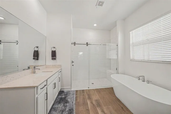 Resort style bath? Yes, please!