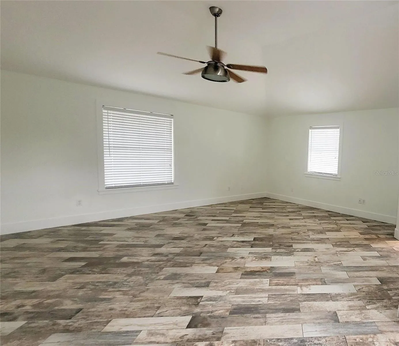 Welcome in to your Studio space! Private entry , Beautiful tall ceilings and soft natural light