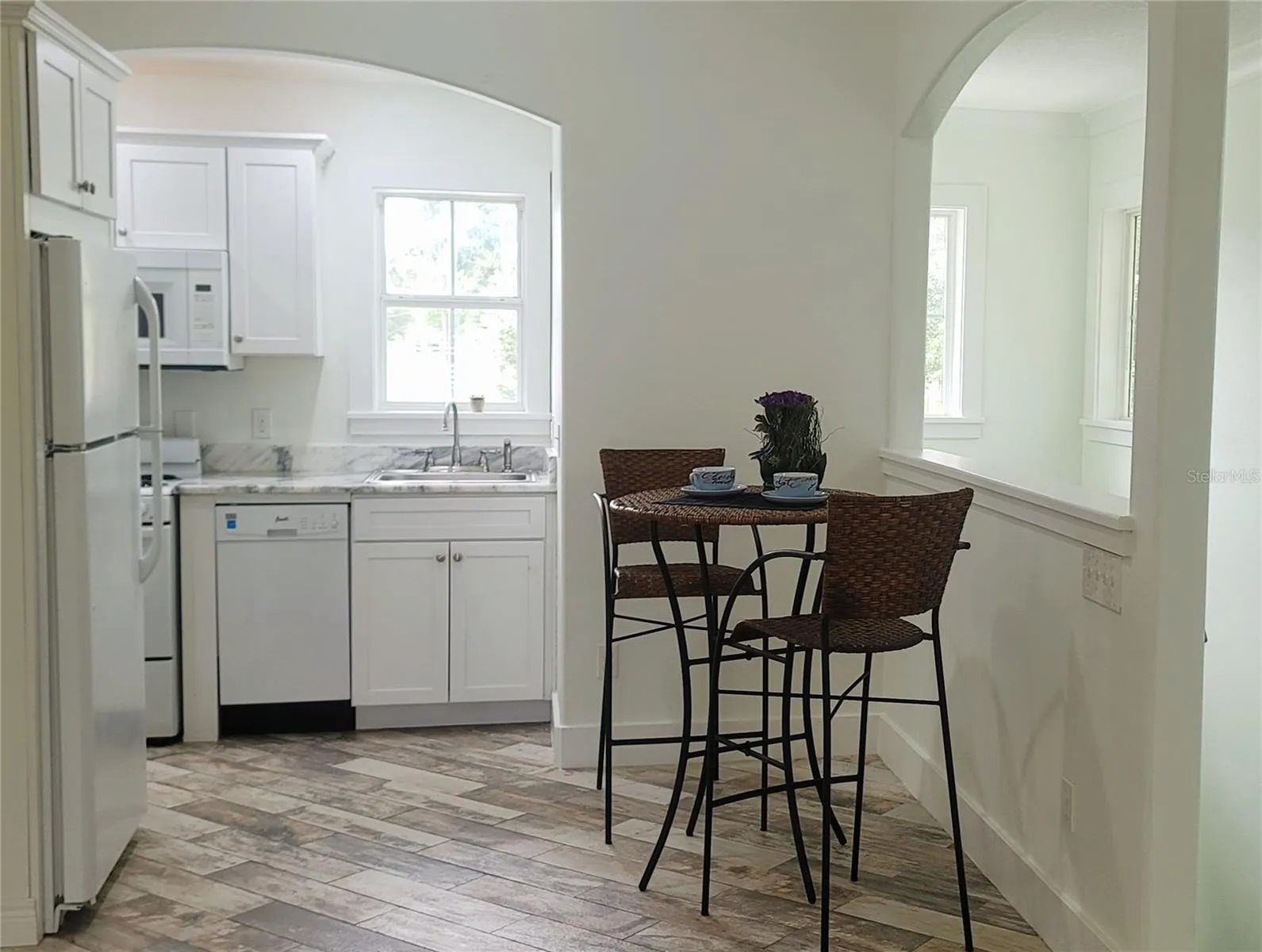 Cozy full Kitchenette and Dining space