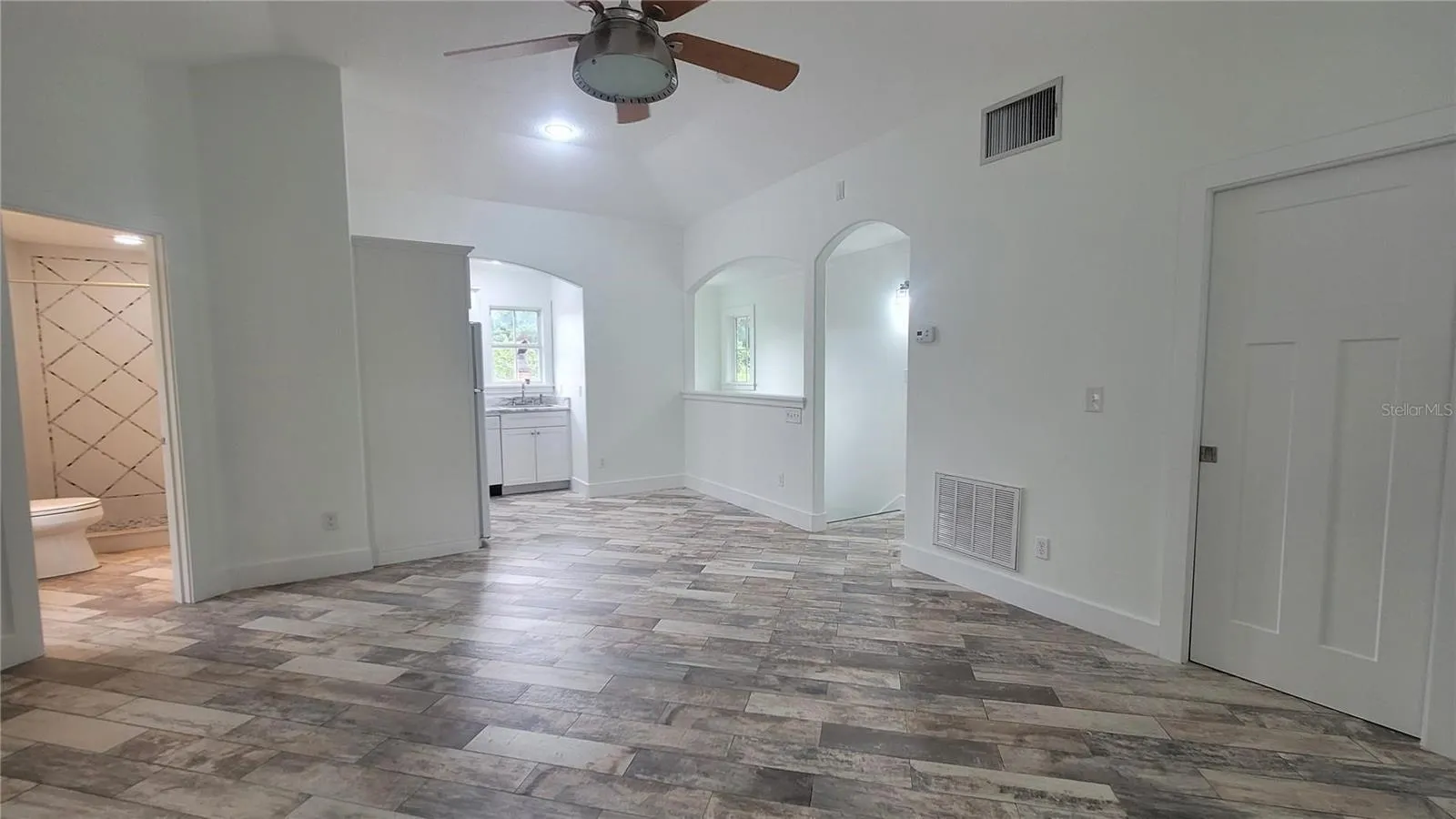 Sweet Home Office or artist's retreat - with full kitchen, big walk-in closet and very roomy full bath. Soaring ceilings, and beautiful soft natural light.