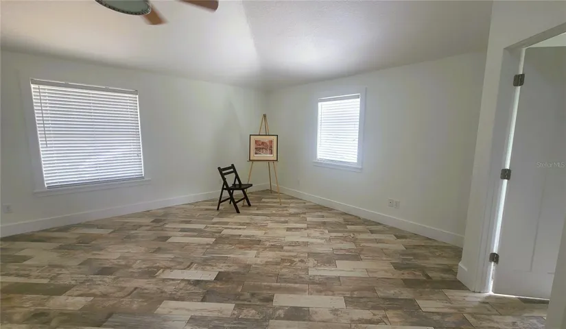 Welcome in to your Studio space! Private entry , Beautiful tall ceilings and soft natural light